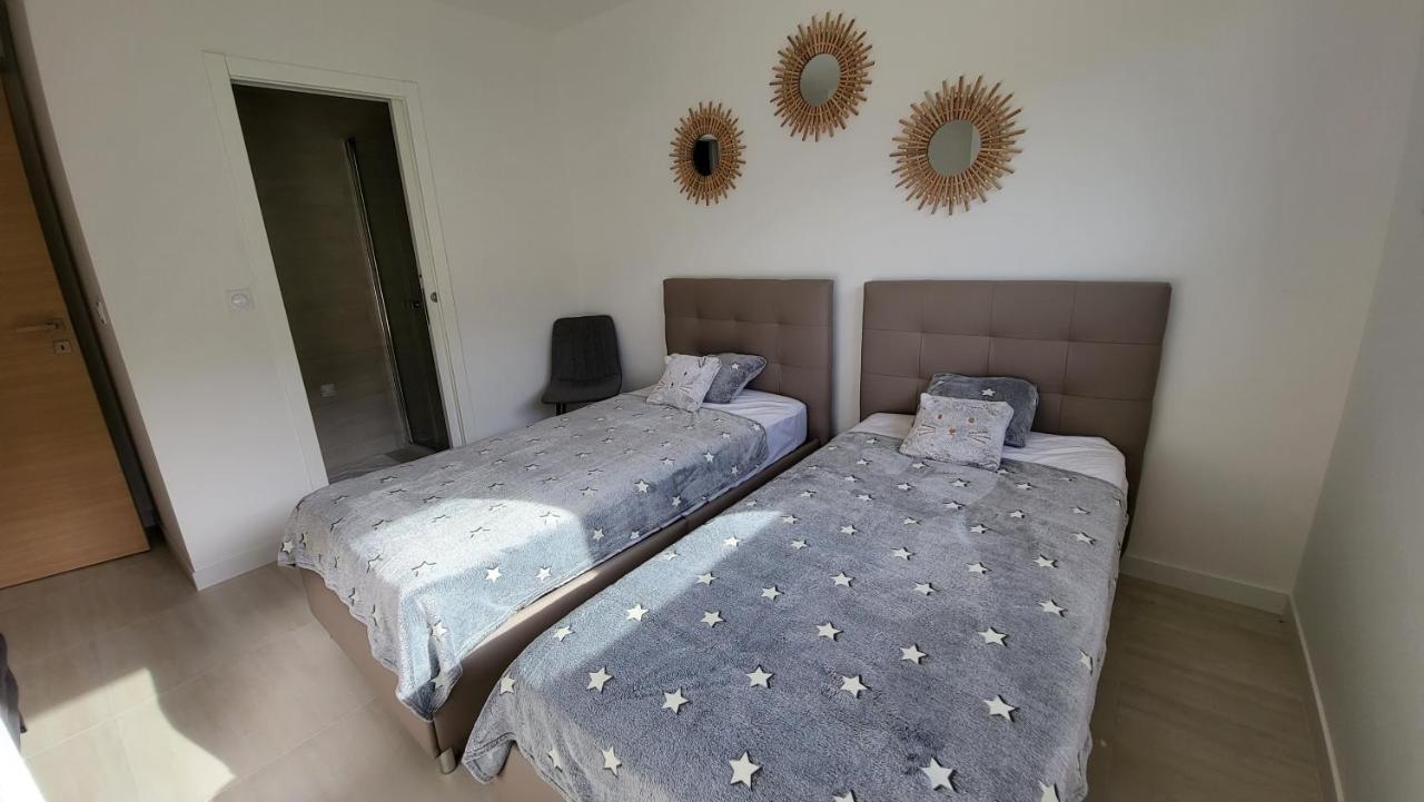 Villa Moderne De Standing Avec Piscine Privee A 400m De La - 4